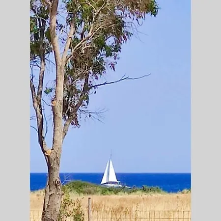 Luna Rossa Beachhouse * غينادي