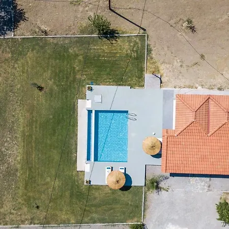 Luna Rossa Beachhouse * غينادي
