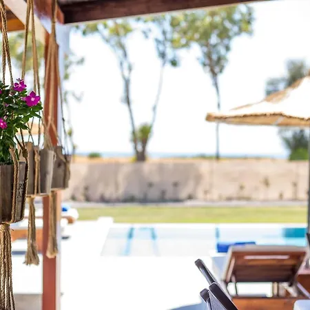 Luna Rossa Beachhouse * غينادي