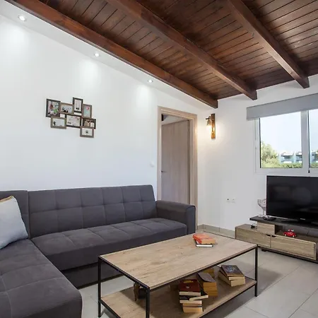 Luna Rossa Beachhouse * غينادي