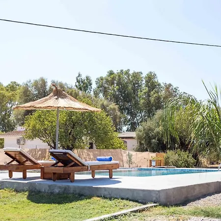 Luna Rossa Beachhouse * غينادي